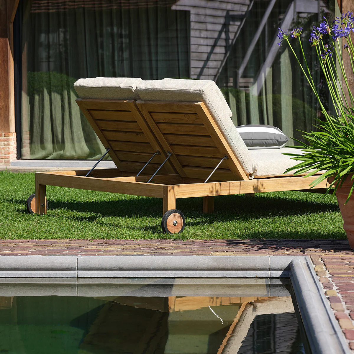 Bain de soleil double inclinable en teck massif avec coussins beige chiné - Image 4