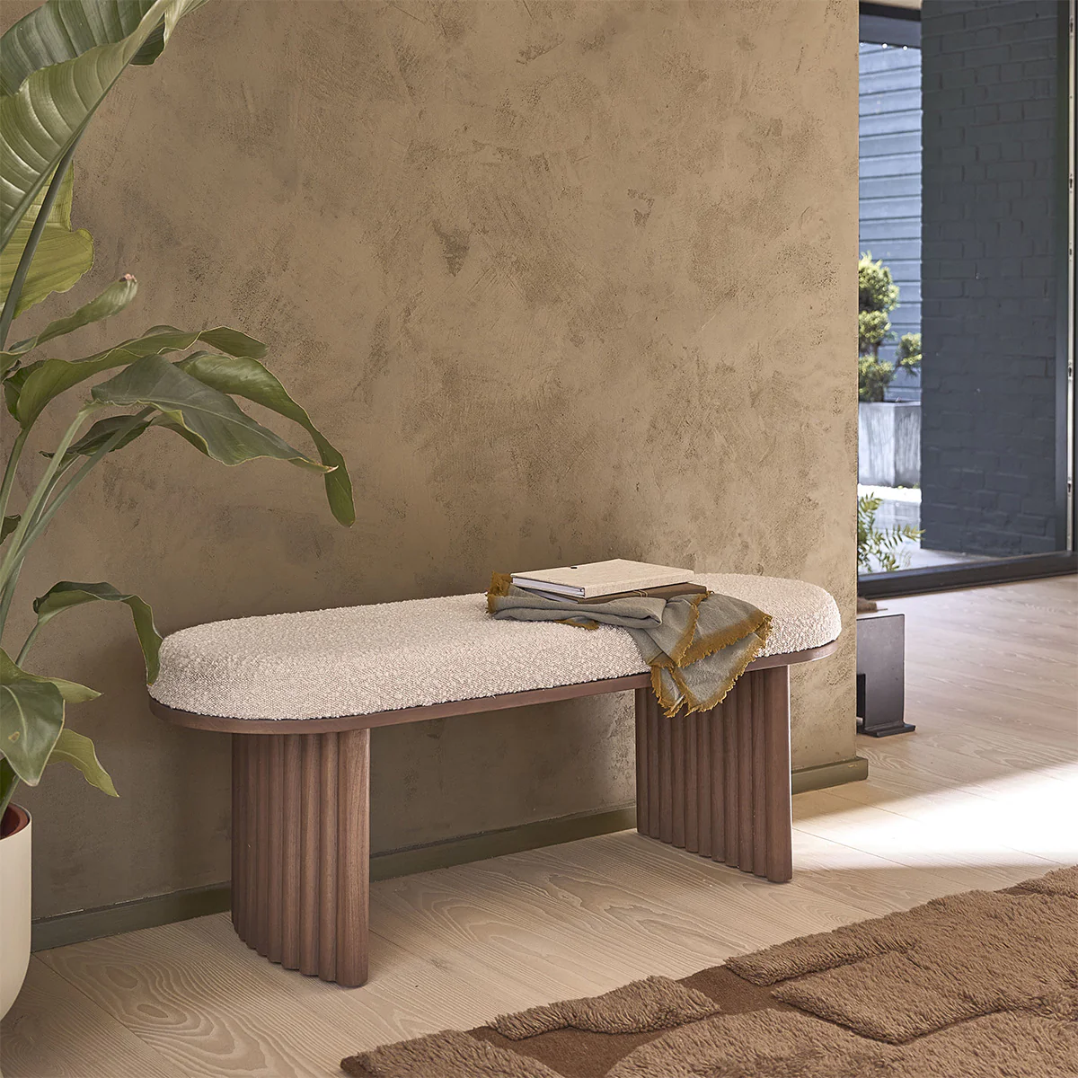 Banc en mindi massif finition noyer et tissu bouclette 120 cm - Image 3