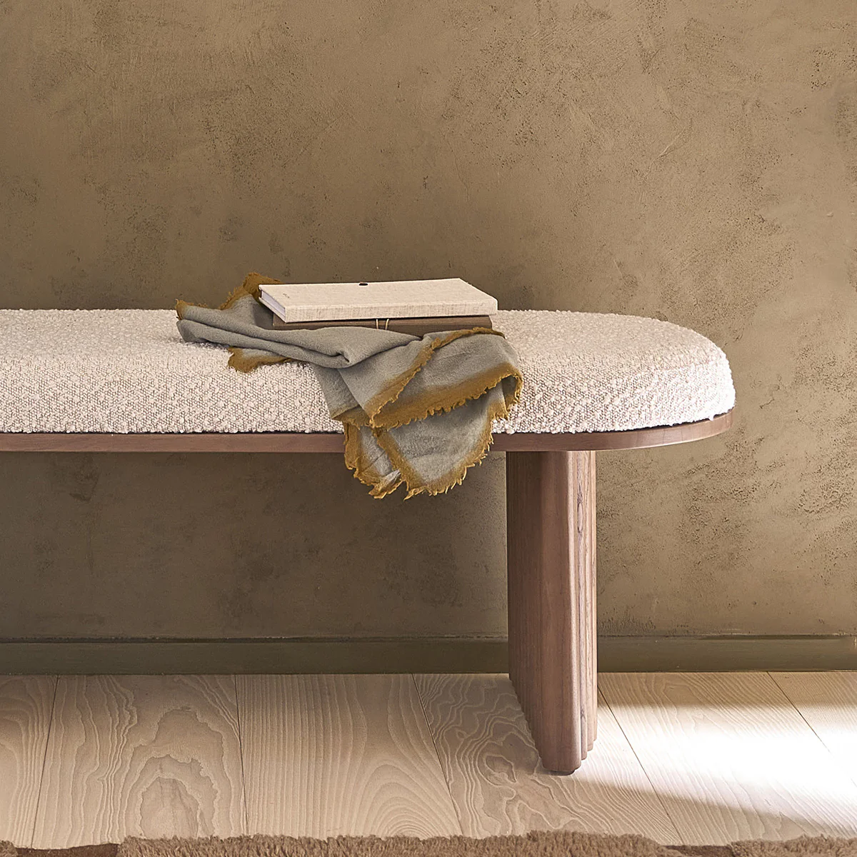 Banc en mindi massif finition noyer et tissu bouclette 120 cm - Image 6