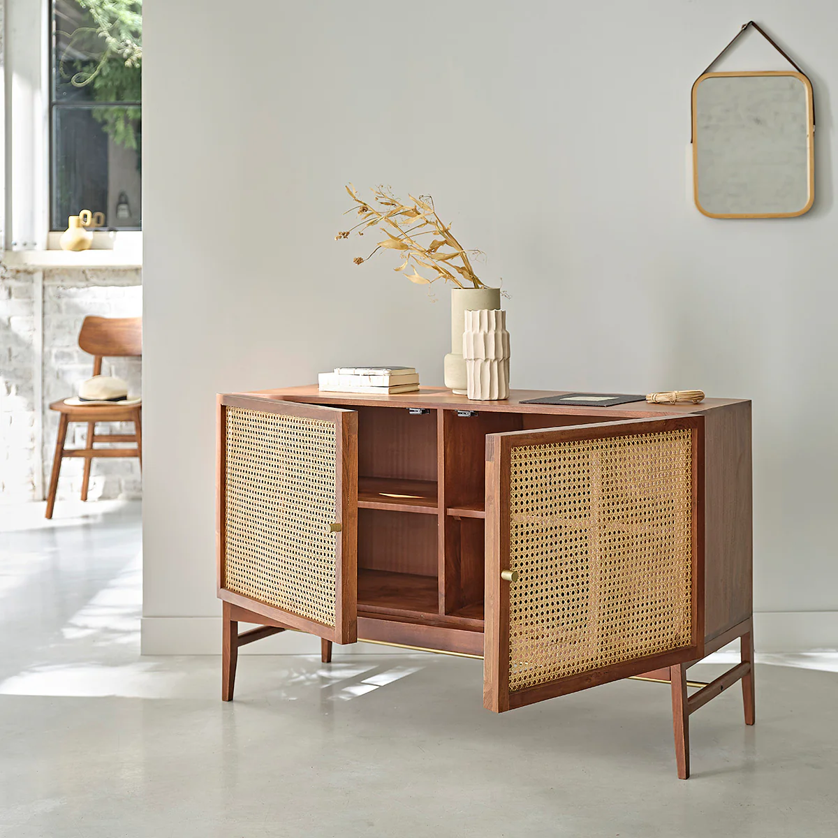 Buffet en acacia massif finition noyer et cannage 120 cm - Image 3