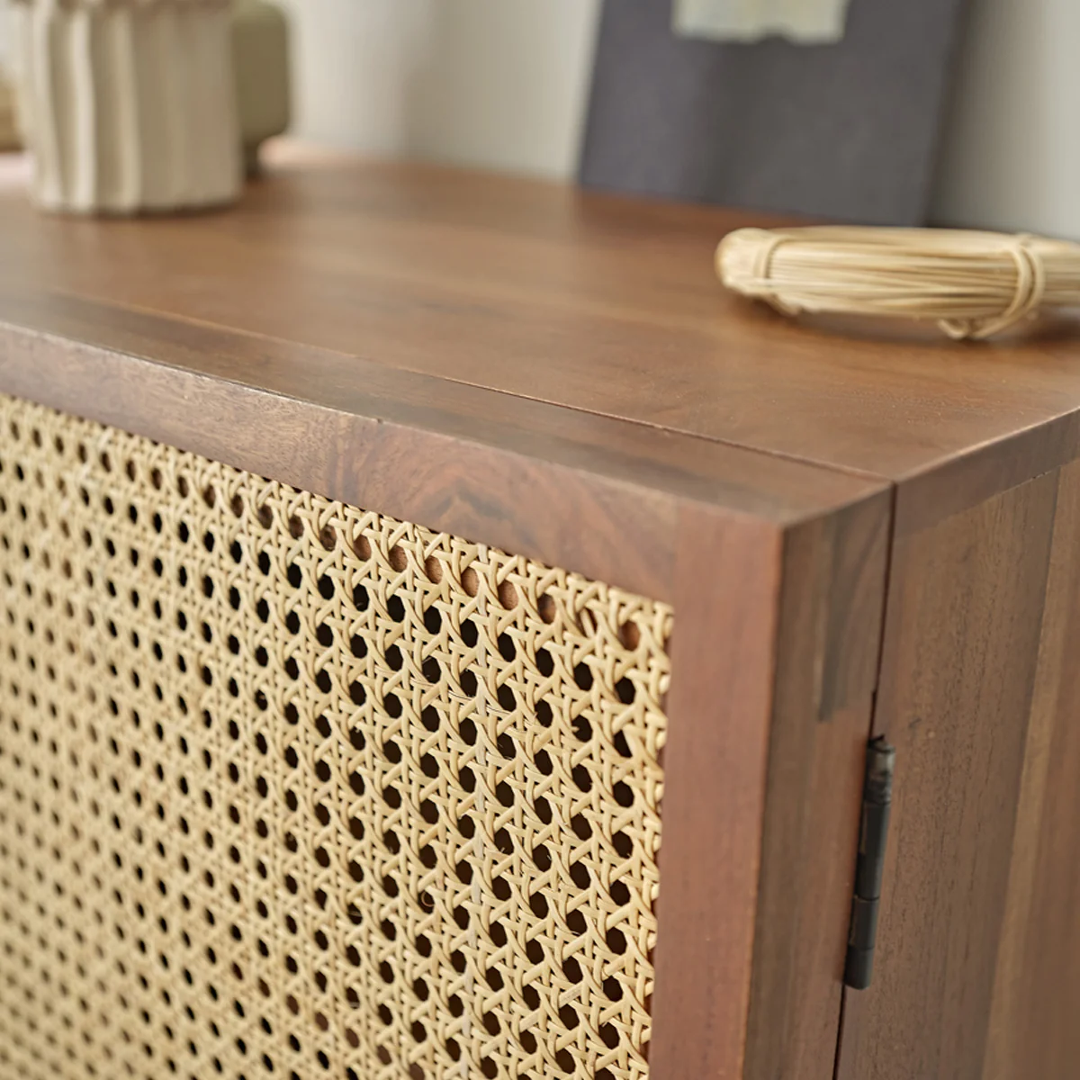 Buffet en acacia massif finition noyer et cannage 120 cm - Image 6