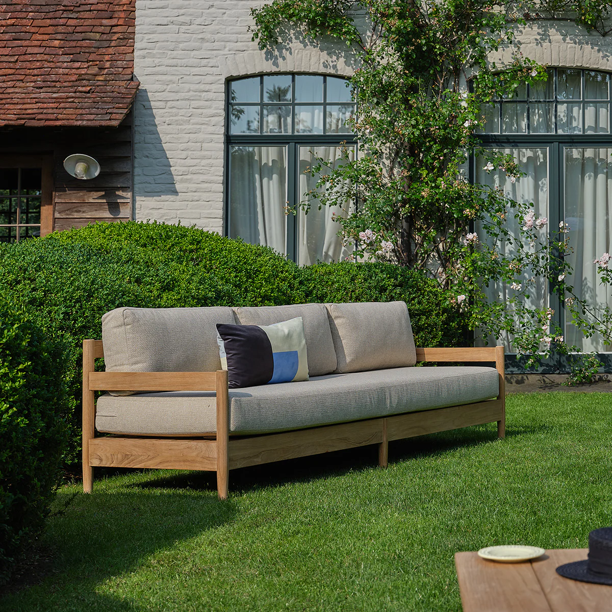 Canapé de jardin bas en teck massif avec coussins beige chiné 4 pers. - Image 3