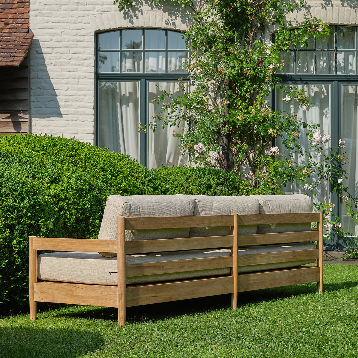 Canapé de jardin bas en teck massif avec coussins beige chiné 4 pers. - Image 4