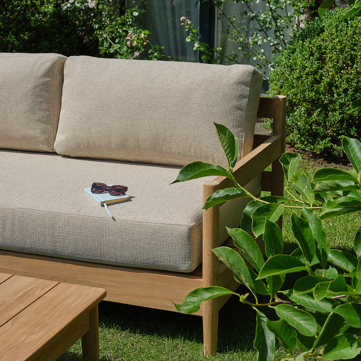 Canapé de jardin bas en teck massif avec coussins beige chiné 4 pers. - Image 7