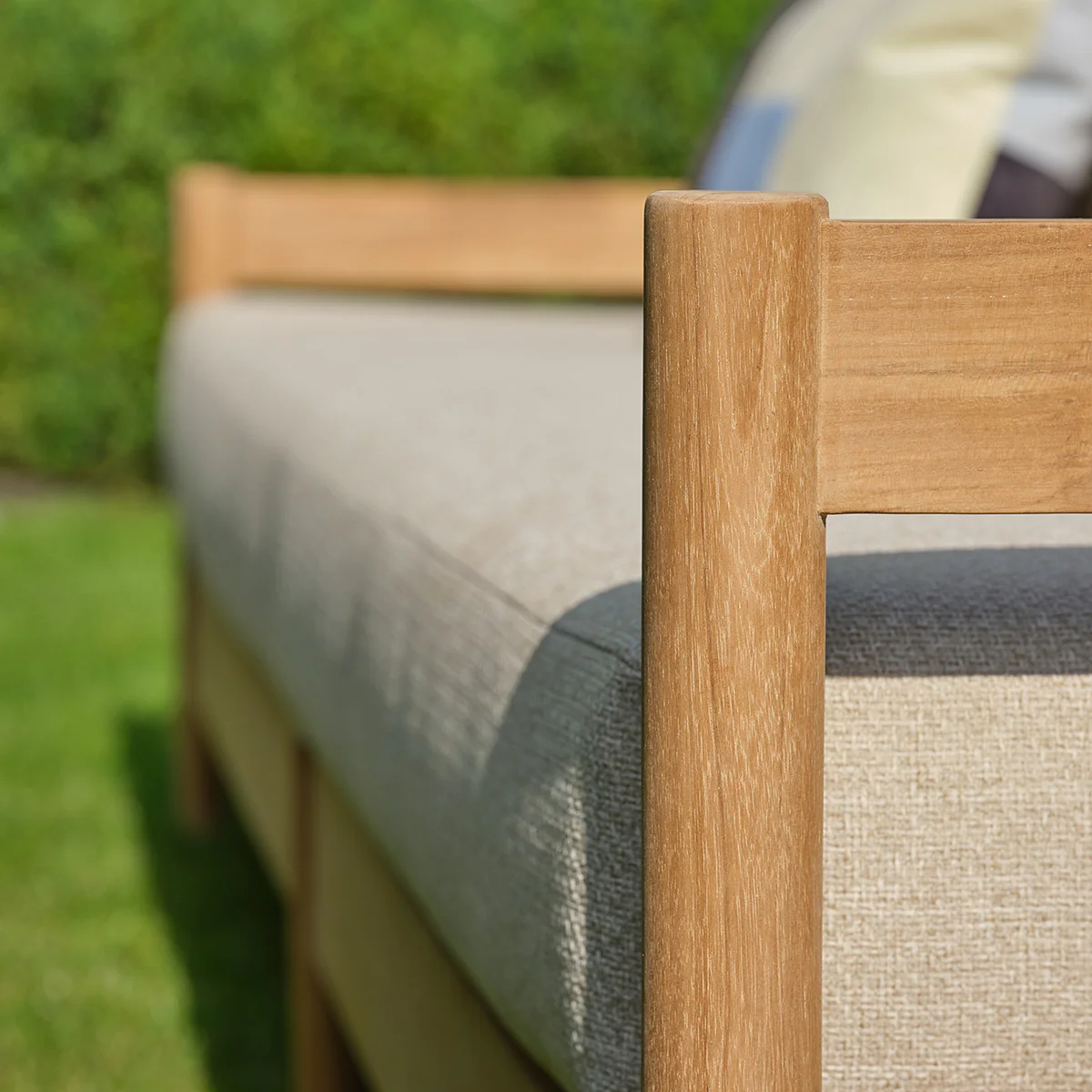 Canapé de jardin bas en teck massif avec coussins beige chiné 4 pers. - Image 9