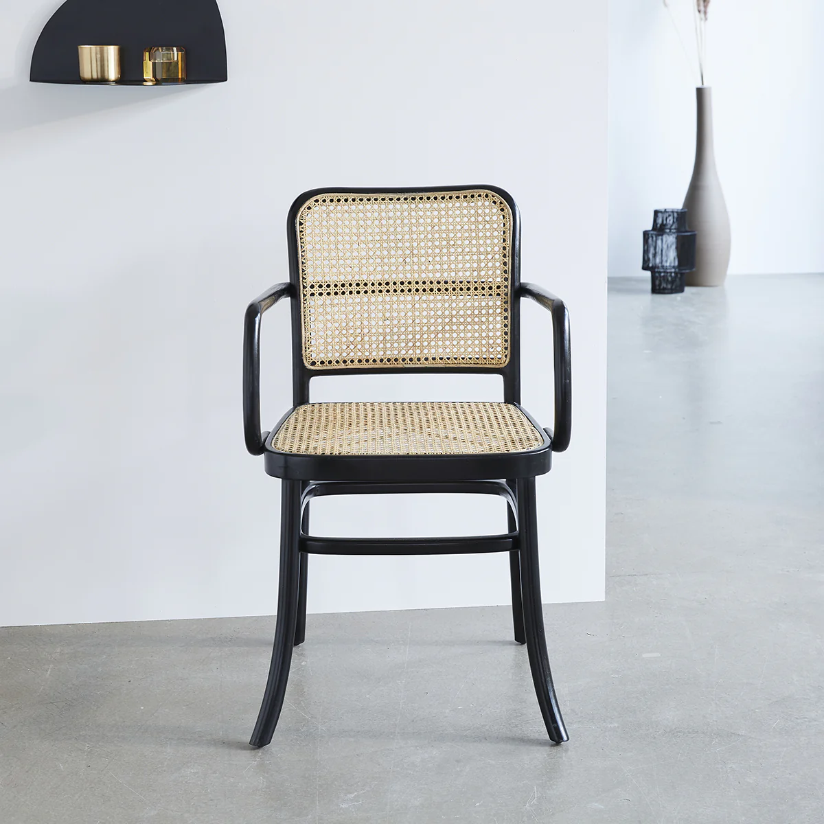 Chaise avec accoudoirs en acajou massif et cannage - Image 3