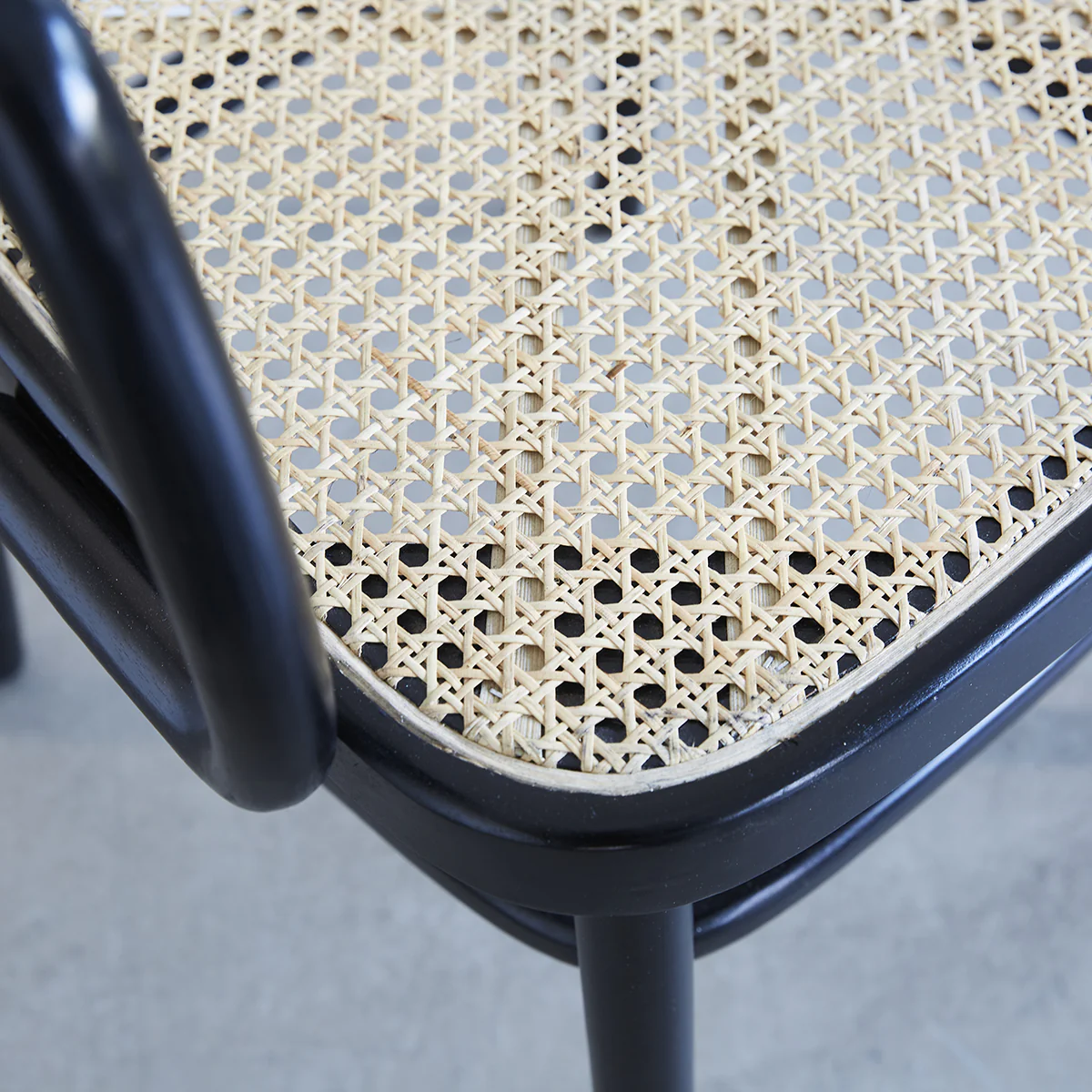Chaise avec accoudoirs en acajou massif et cannage - Image 6