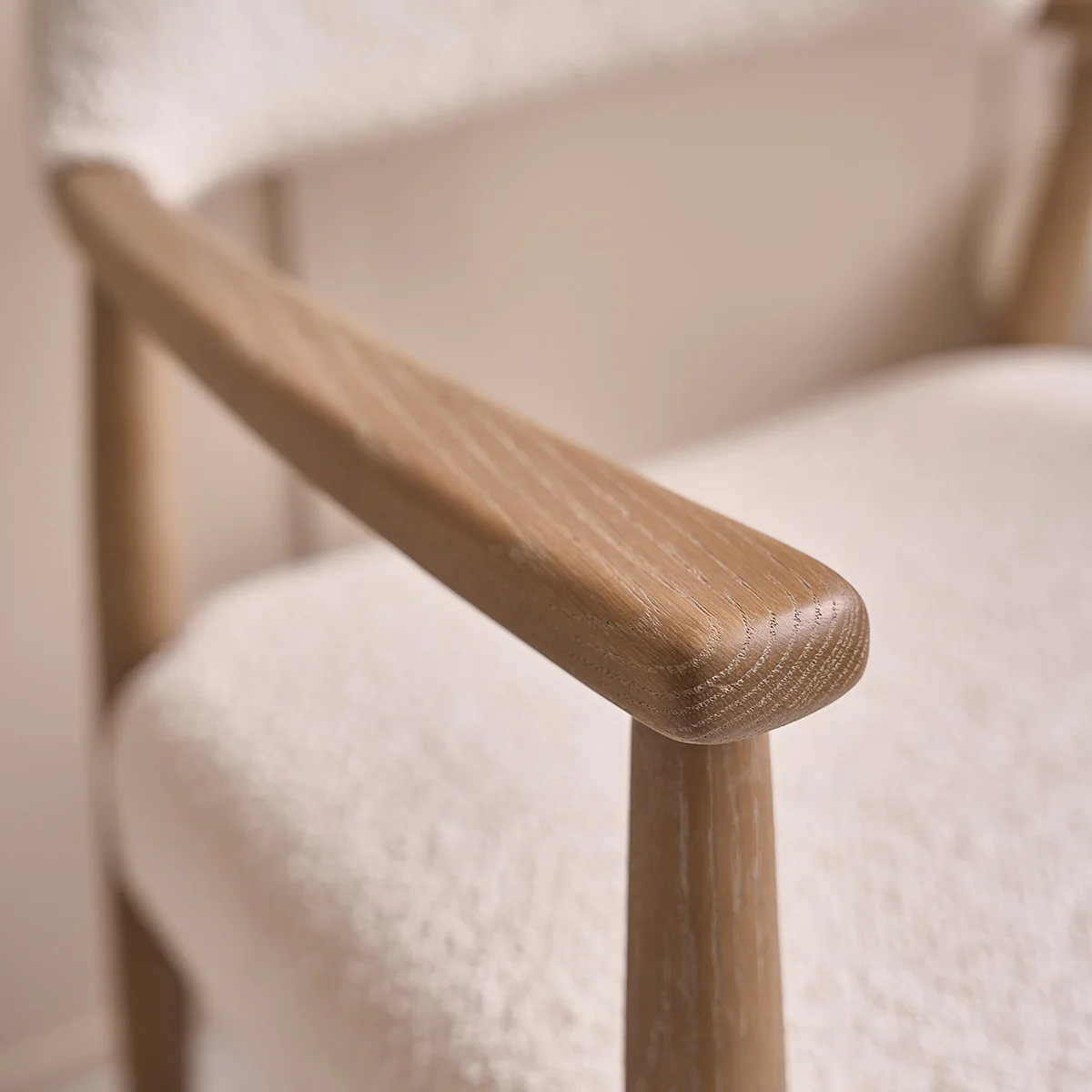 Chaise en chêne massif et tissu bouclette écrue - Image 5