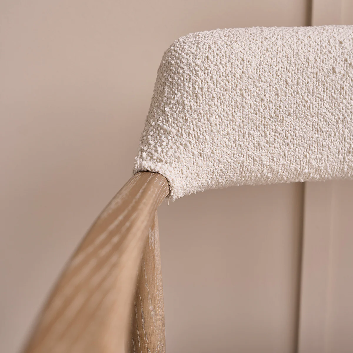 Chaise en chêne massif et tissu bouclette écrue - Image 6