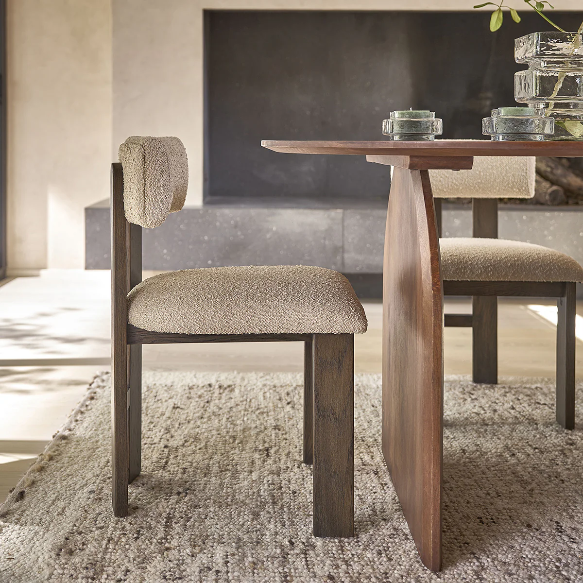 Chaise en chĂȘne massif finition noyer et tissu bouclette beige - Image 3