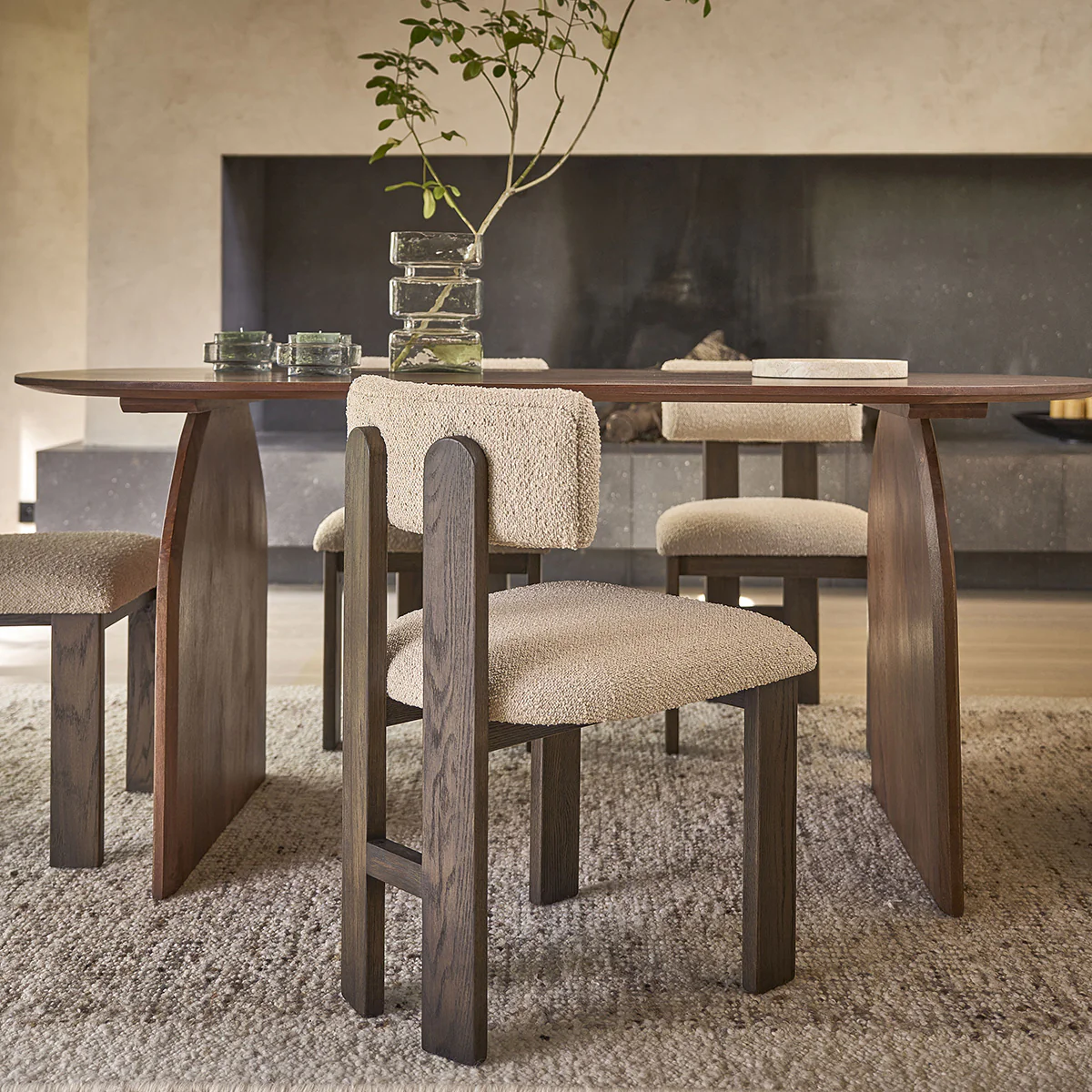 Chaise en chĂȘne massif finition noyer et tissu bouclette beige - Image 4