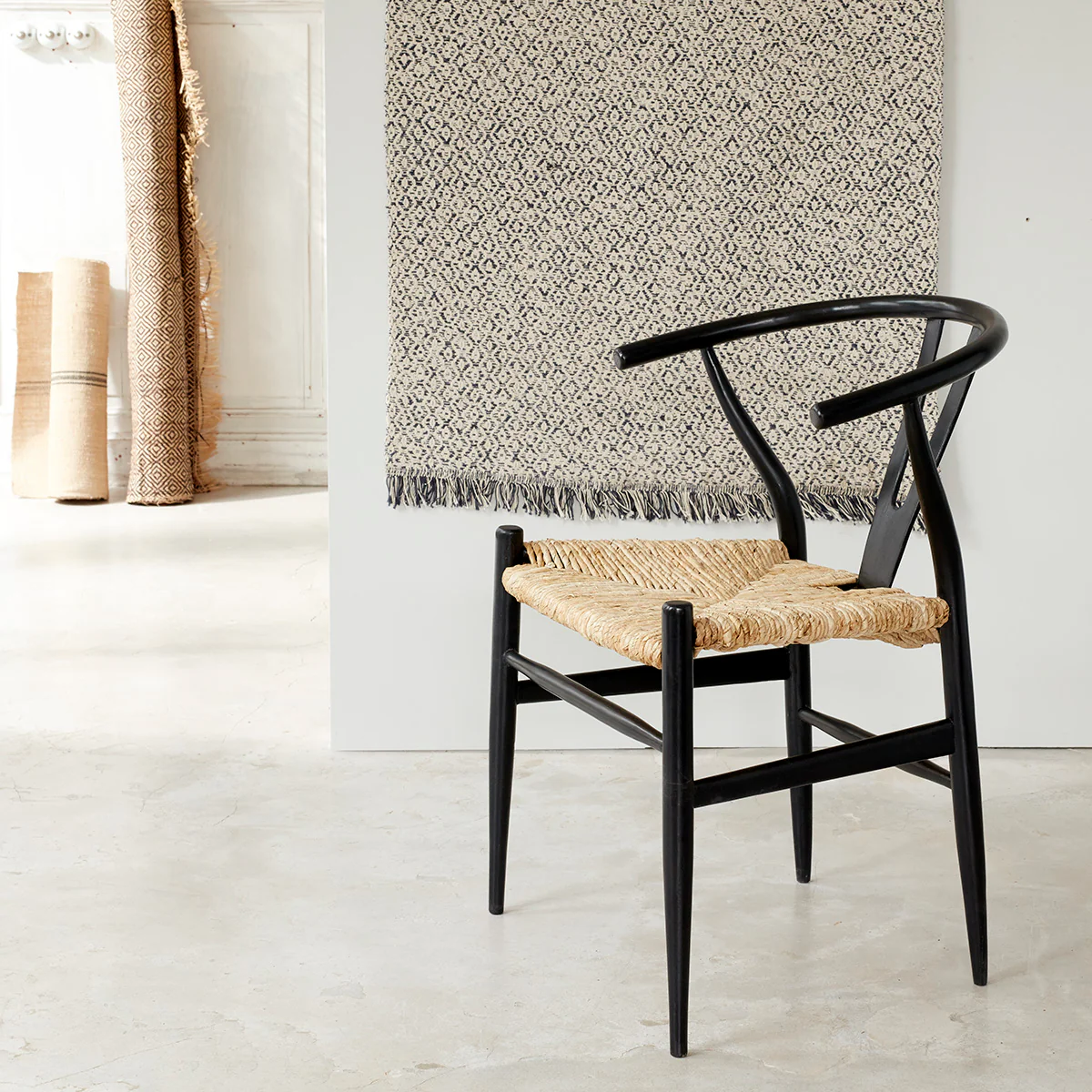 Chaise en mindi massif noire et corde naturelle