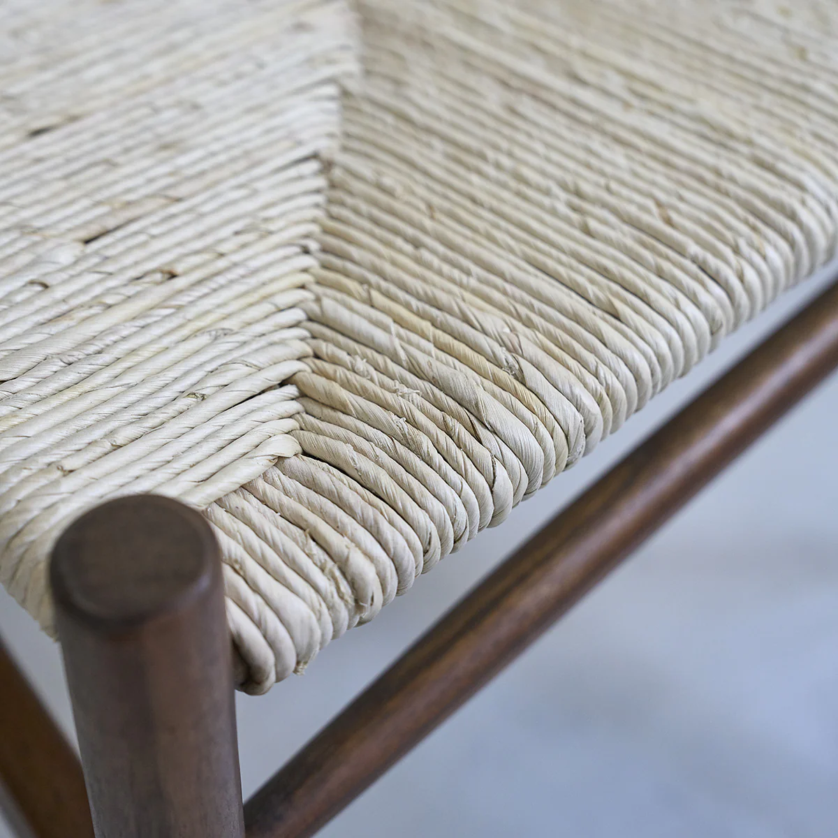 Chaise en mindi massif finition noyer et corde naturelle - Image 3