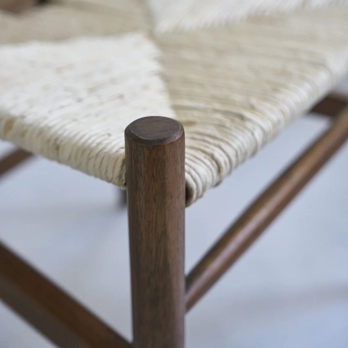 Chaise en mindi massif finition noyer et corde naturelle - Image 5