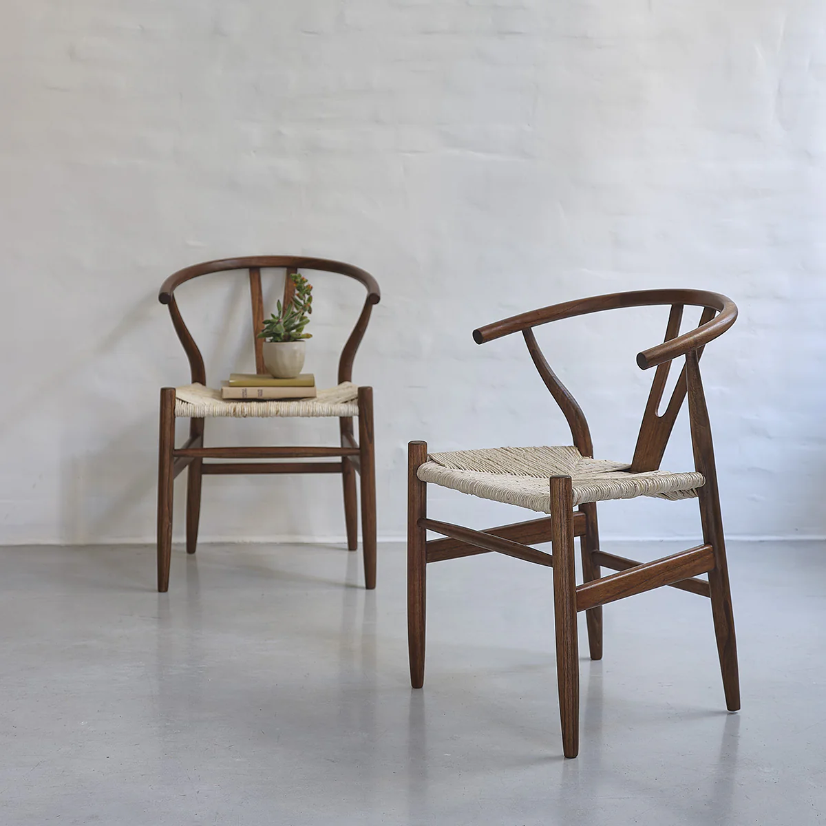 Chaise en mindi massif finition noyer et corde naturelle - Image 6