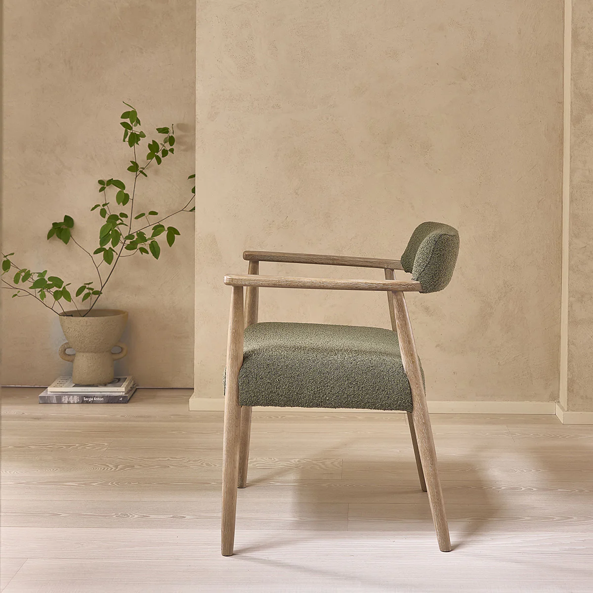 Lot de 2 chaises en chêne et tissu bouclette kaki - Image 4