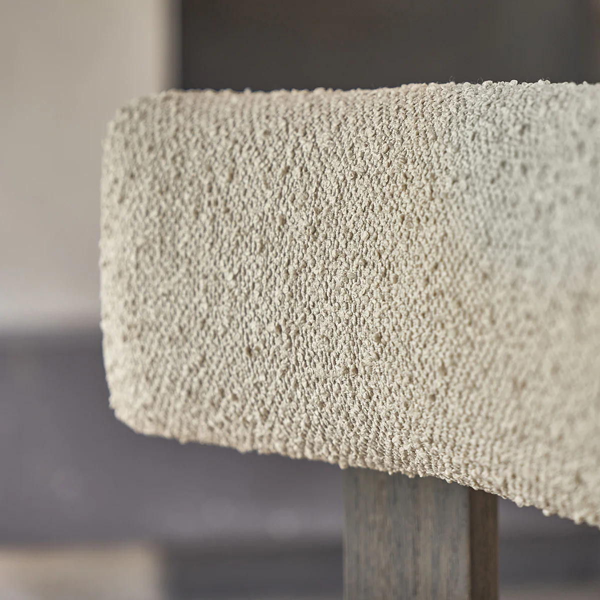 Lot de 2 chaises en chĂȘne massif marron et tissu bouclette beige - Image 5