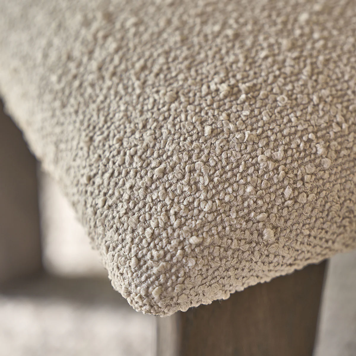 Lot de 2 chaises en chĂȘne massif marron et tissu bouclette beige - Image 6