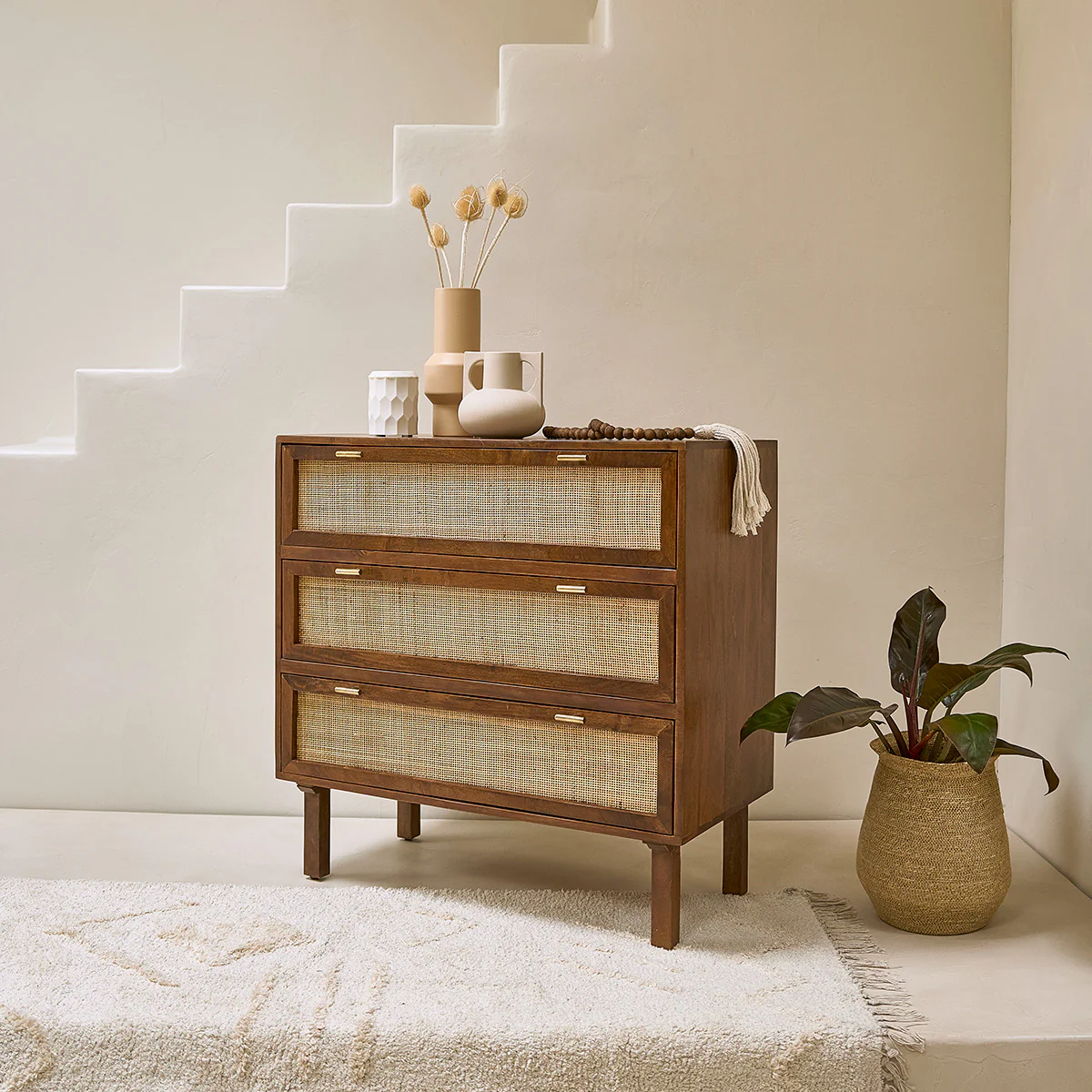 Commode en manguier massif et cannage finition noyer 90 cm - Image 3