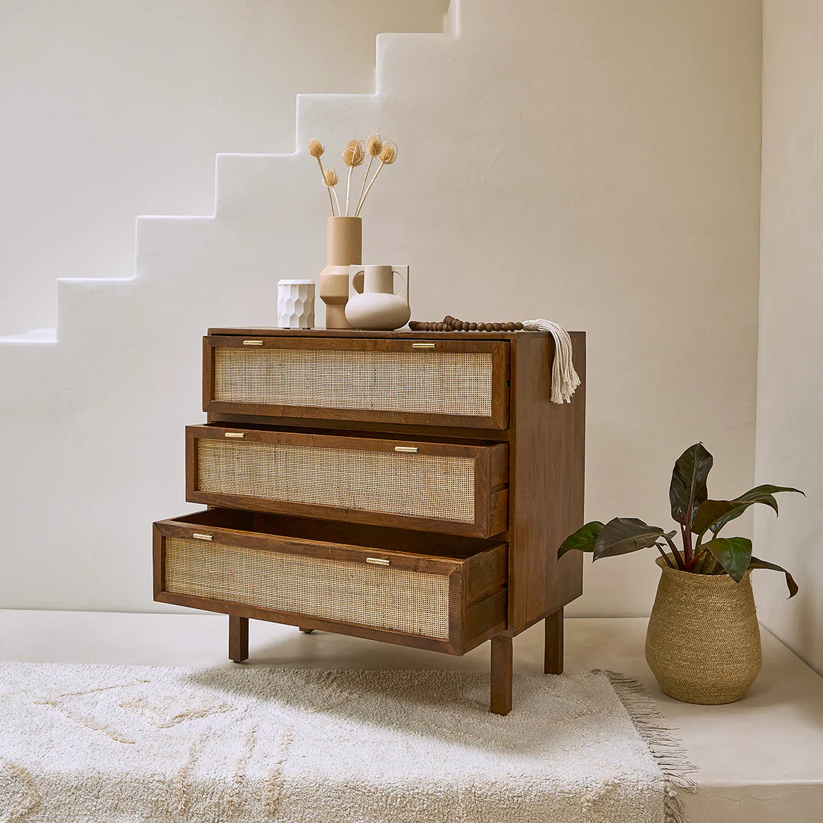 Commode en manguier massif et cannage finition noyer 90 cm - Image 4