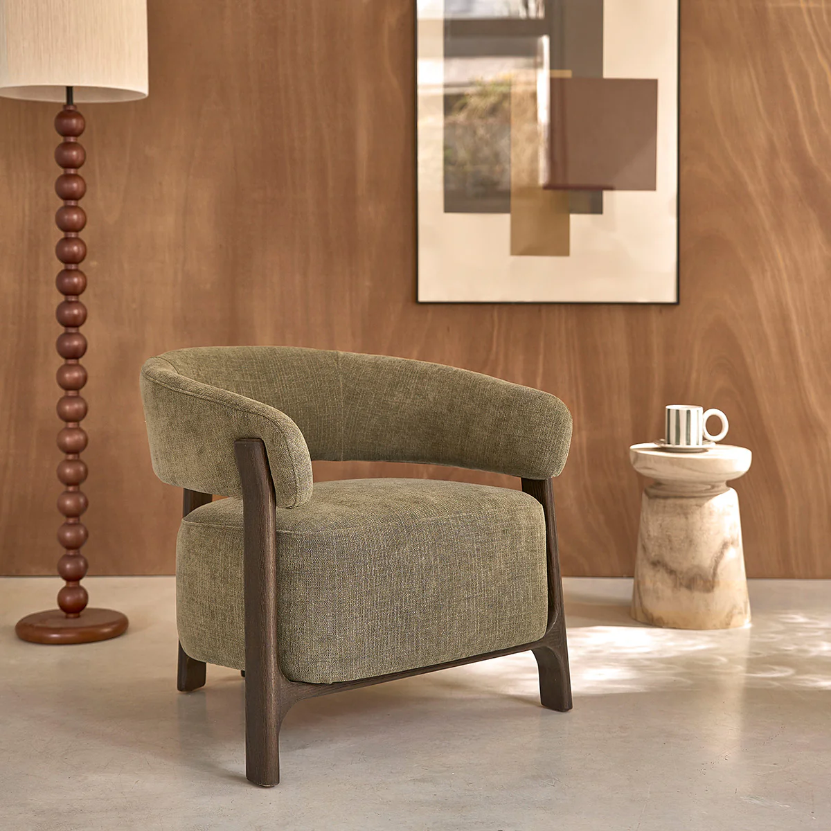 Fauteuil en chêne massif finition noyer et tissu chenille kaki