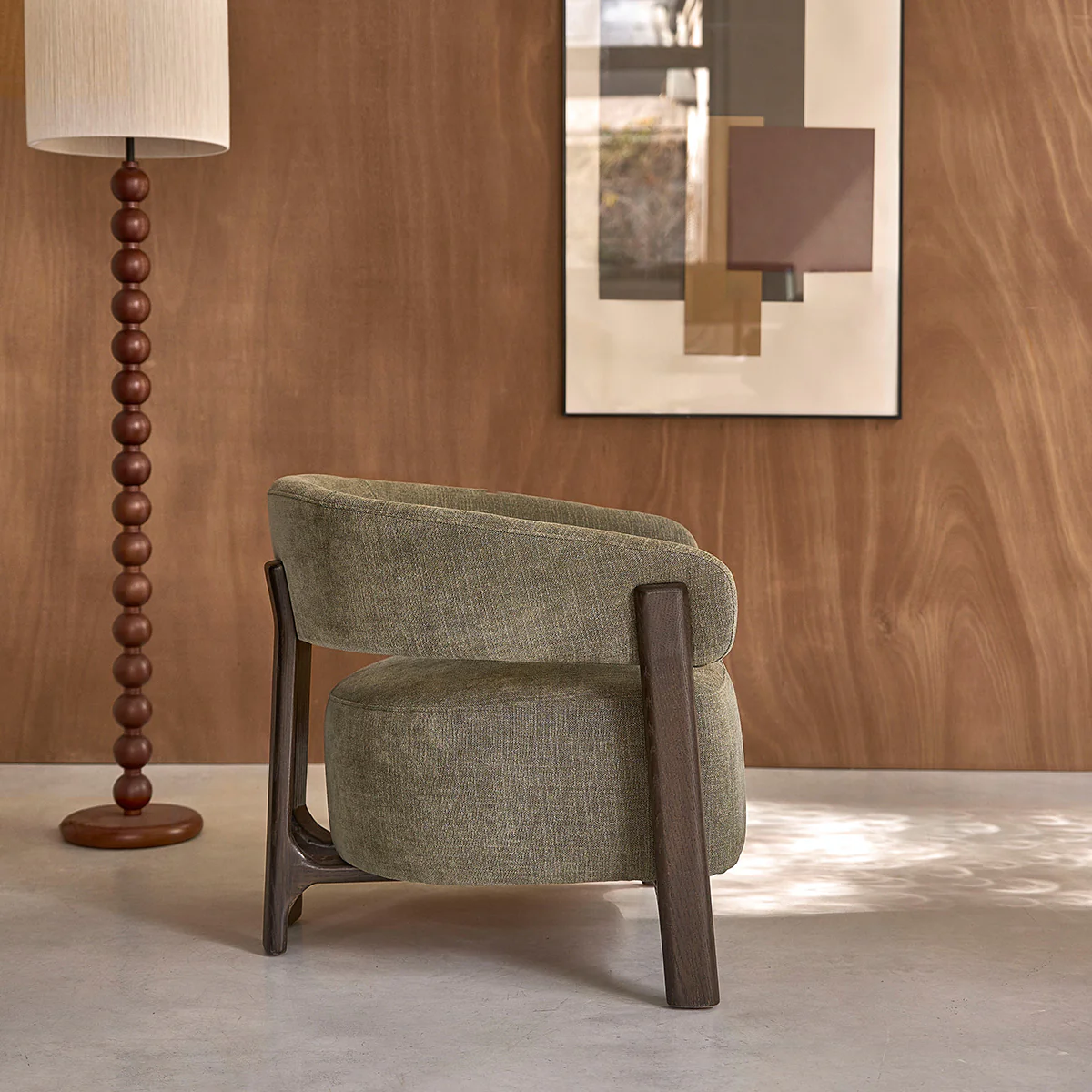 Fauteuil en chêne massif finition noyer et tissu chenille kaki - Image 3