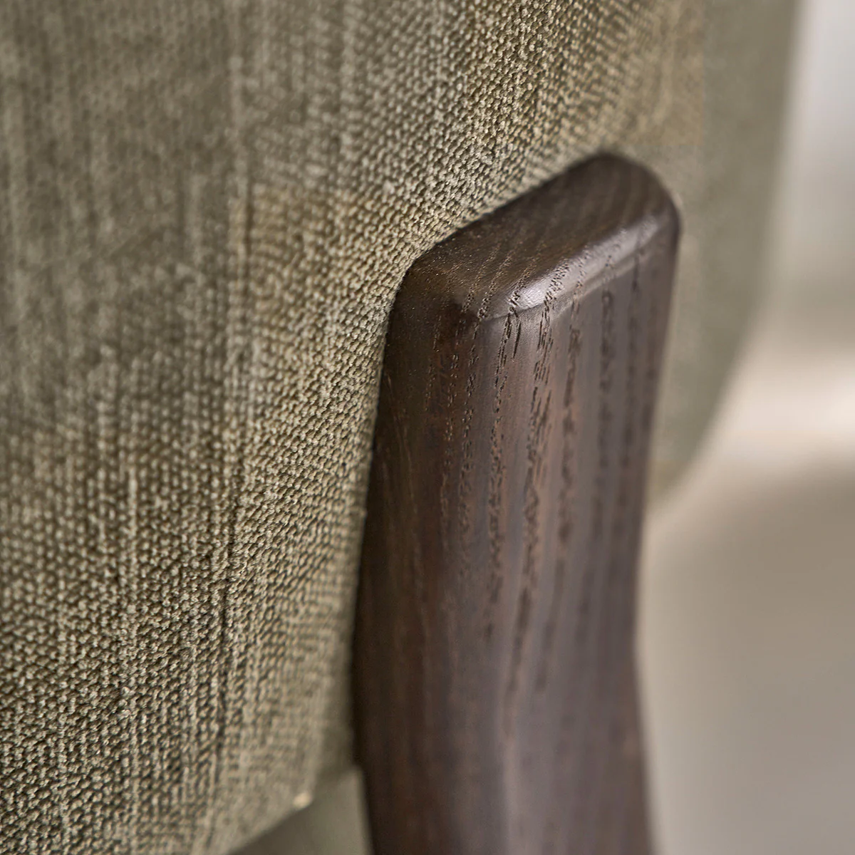 Fauteuil en chêne massif finition noyer et tissu chenille kaki - Image 7