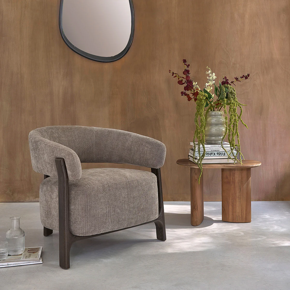 Fauteuil en chĂȘne massif finition noyer et tissu chenille taupe