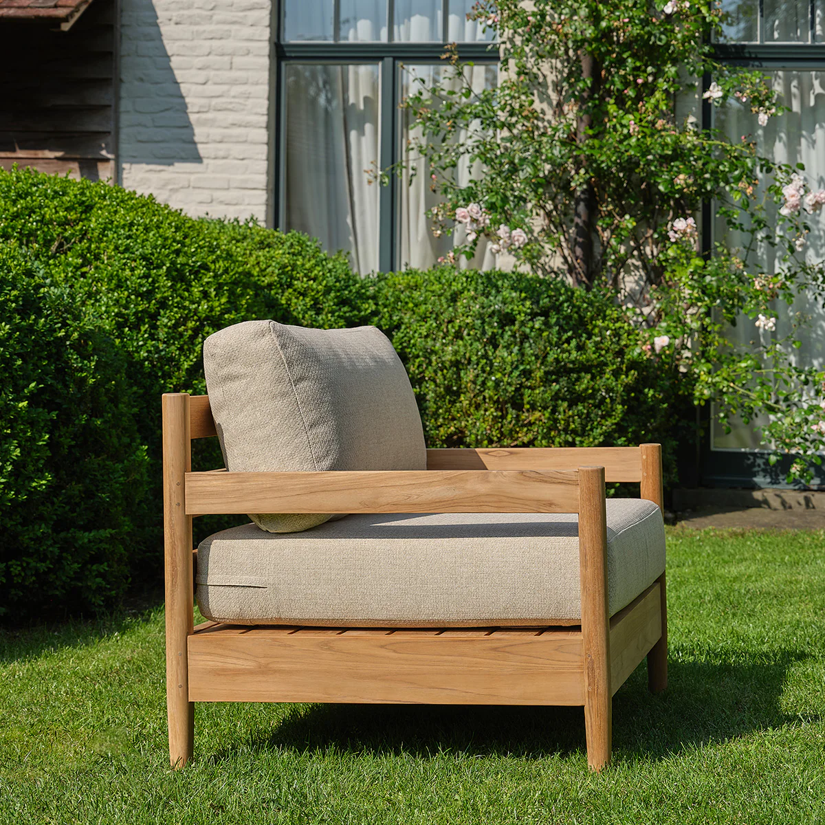 Fauteuil de jardin bas en teck massif avec coussins beige chiné - Image 3