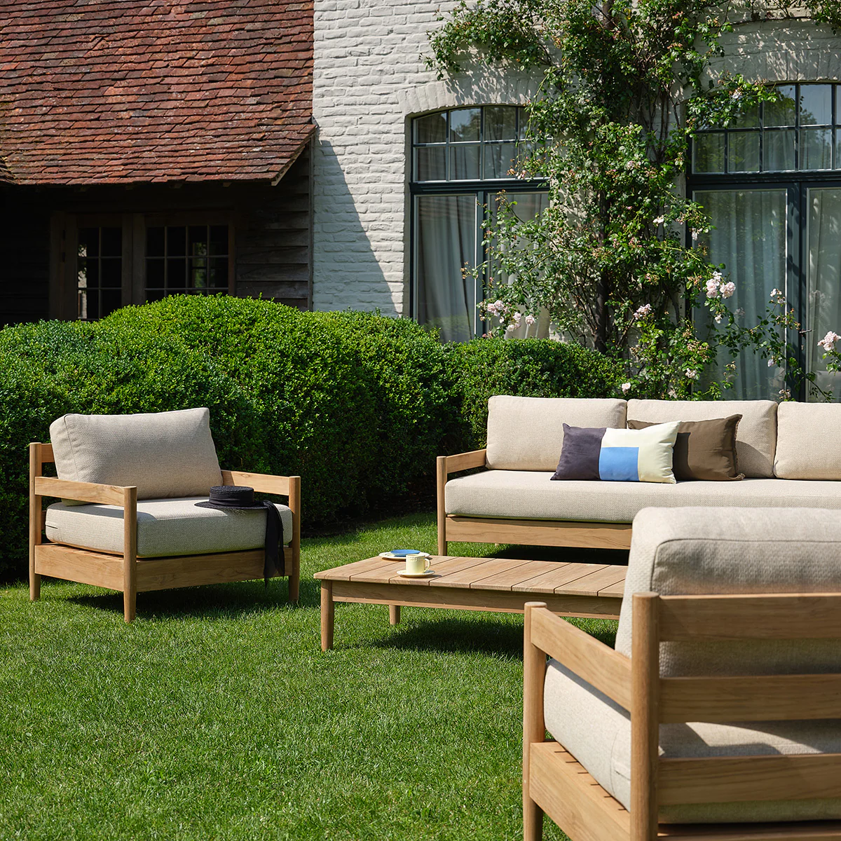 Fauteuil de jardin bas en teck massif avec coussins beige chiné - Image 5