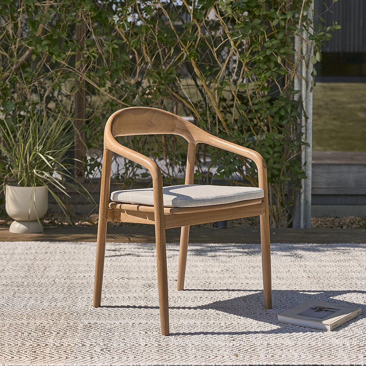Fauteuil de jardin en teck massif avec coussin grĂšge