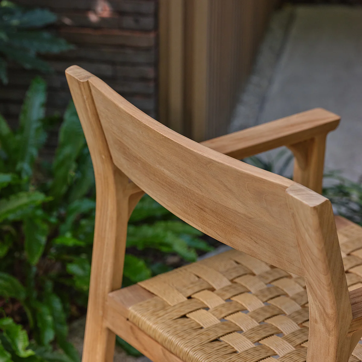 Fauteuil de jardin en teck massif et rotin - Image 4