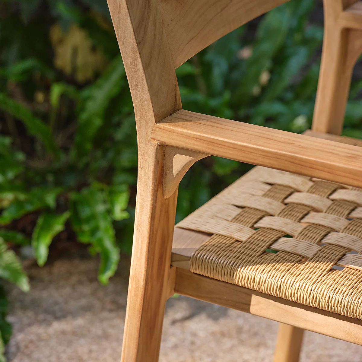 Fauteuil de jardin en teck massif et rotin - Image 5