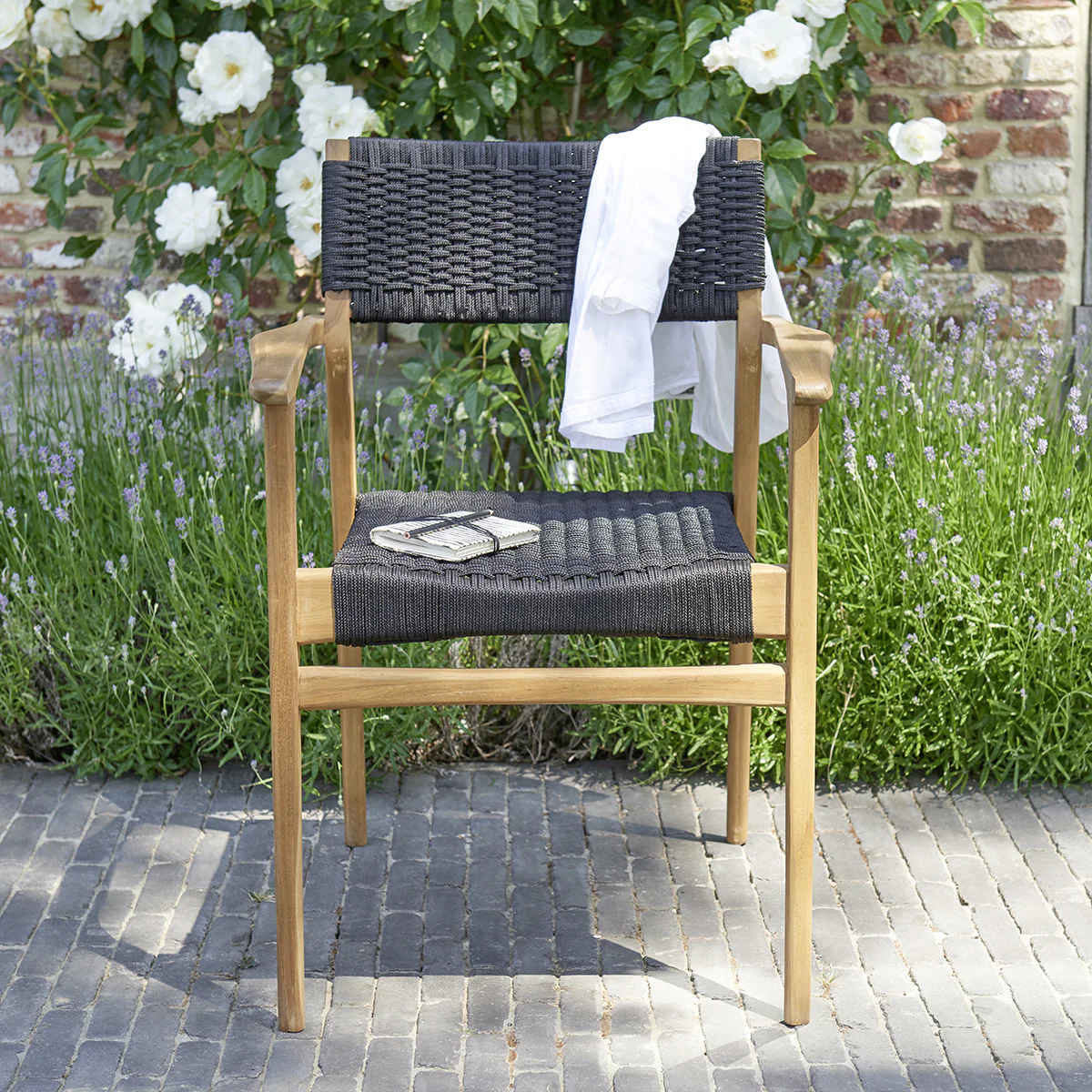Fauteuil de jardin en teck massif et cordage noir - Image 3