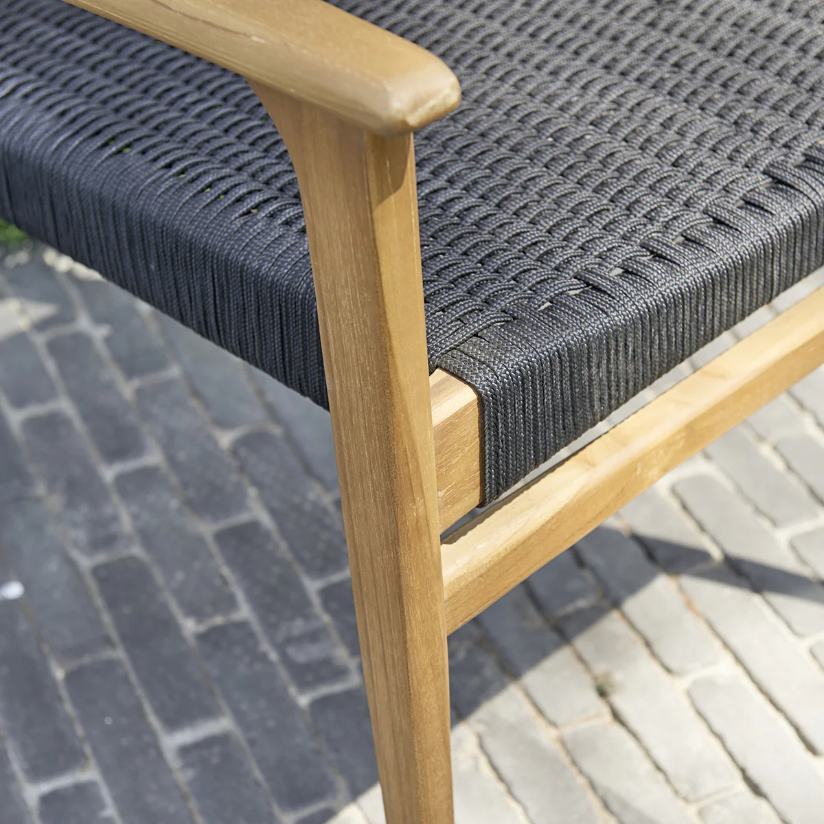 Fauteuil de jardin en teck massif et cordage noir - Image 4