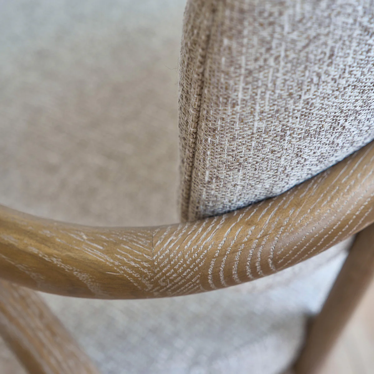 Fauteuil en bois de chĂȘne et tissu texturĂ© beige chinĂ© - Image 5