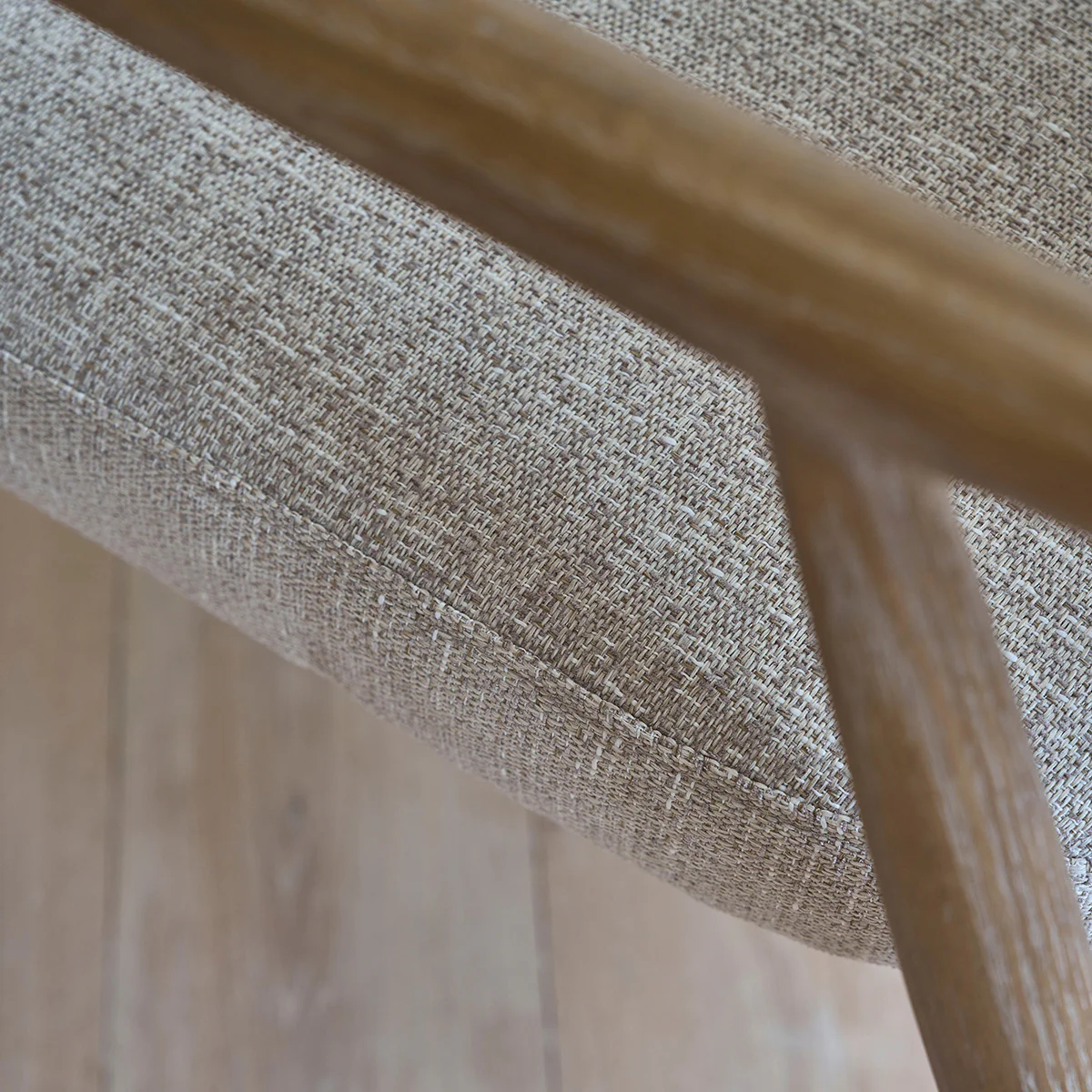 Fauteuil en bois de chĂȘne et tissu texturĂ© beige chinĂ© - Image 7