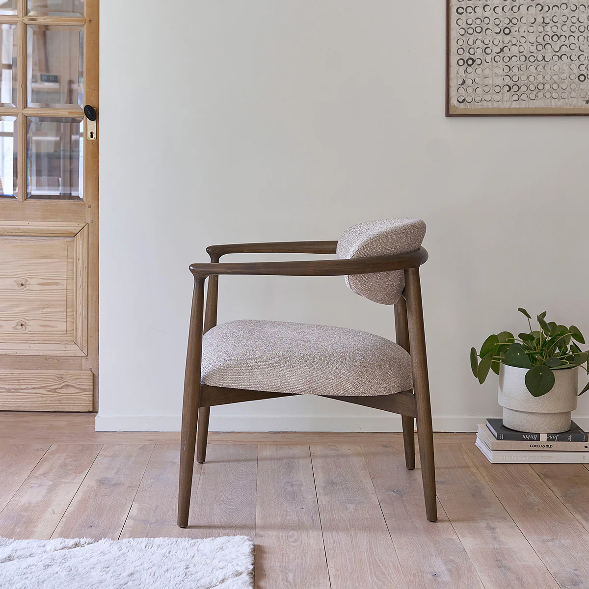 Fauteuil en bois massif et tissu texturé beige chiné - Image 3