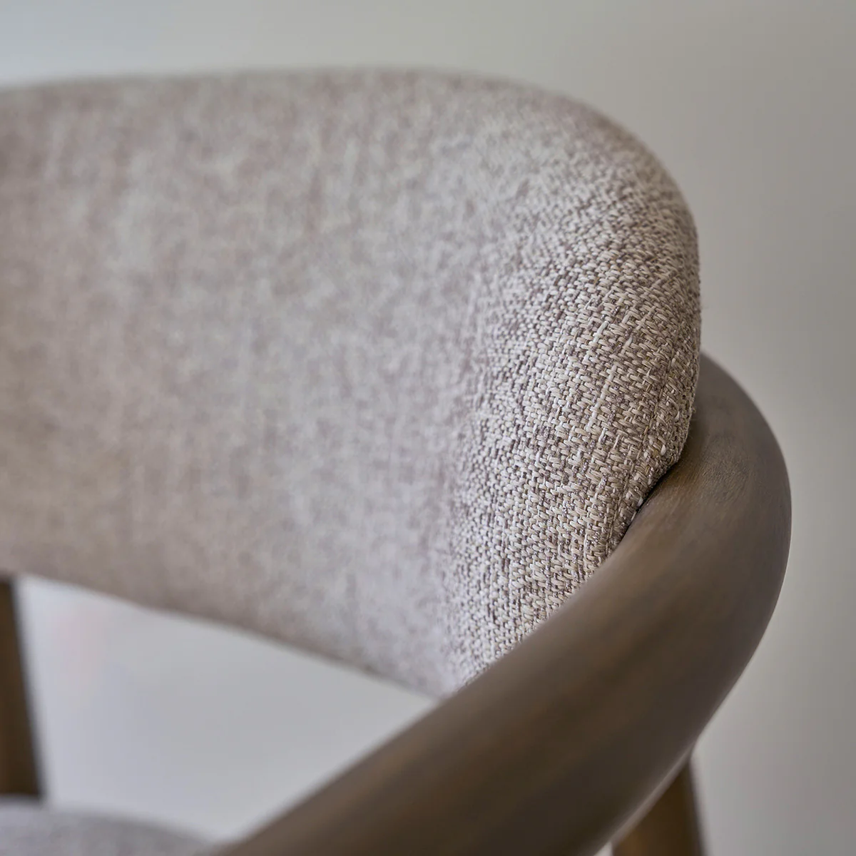 Fauteuil en bois massif et tissu texturé beige chiné - Image 6