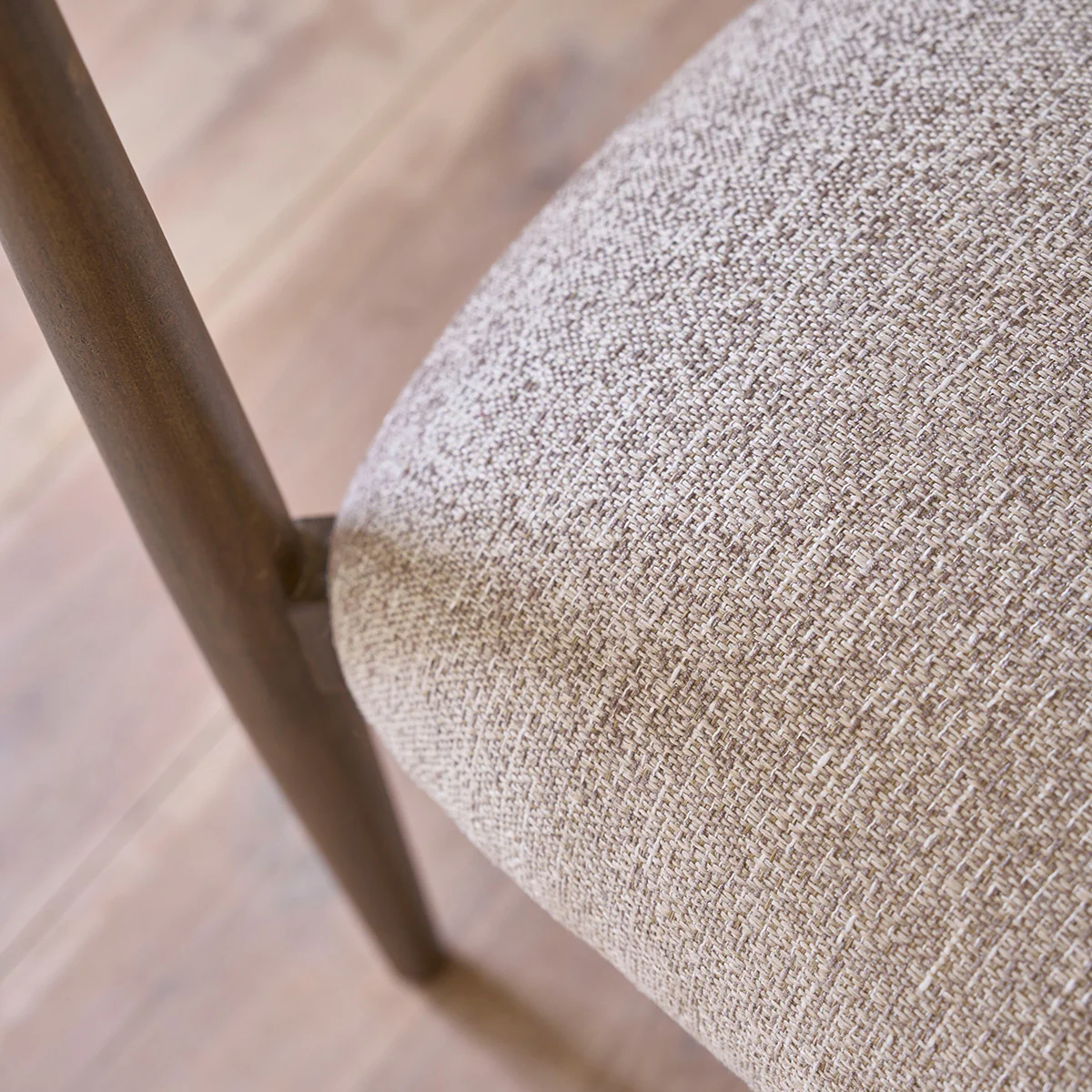 Fauteuil en bois massif et tissu texturé beige chiné - Image 7