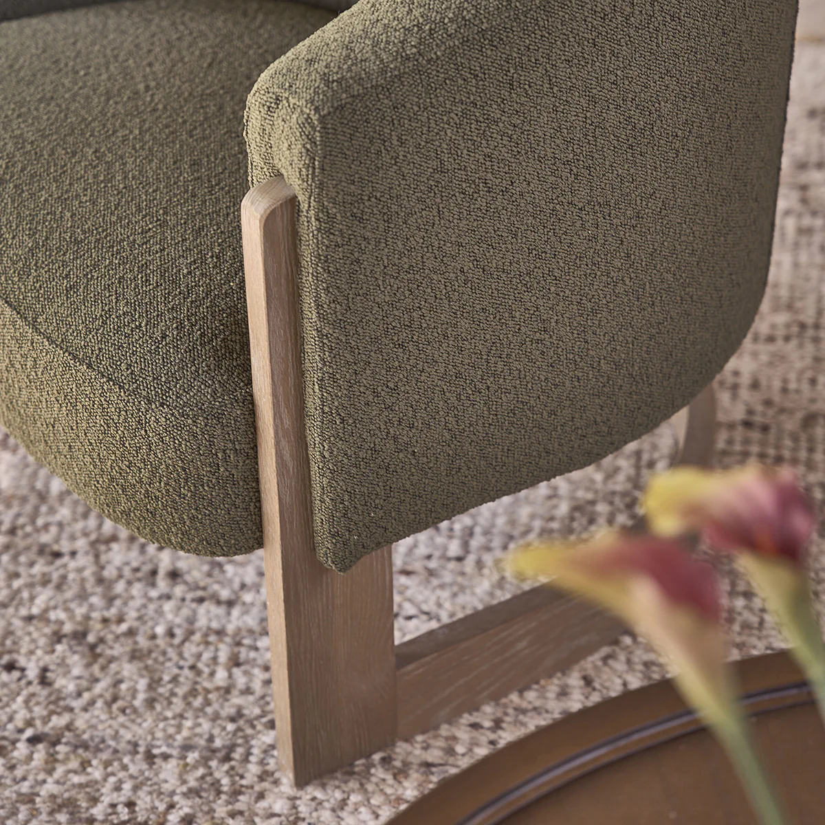Fauteuil en chĂȘne massif et tissu bouclette kaki - Image 6