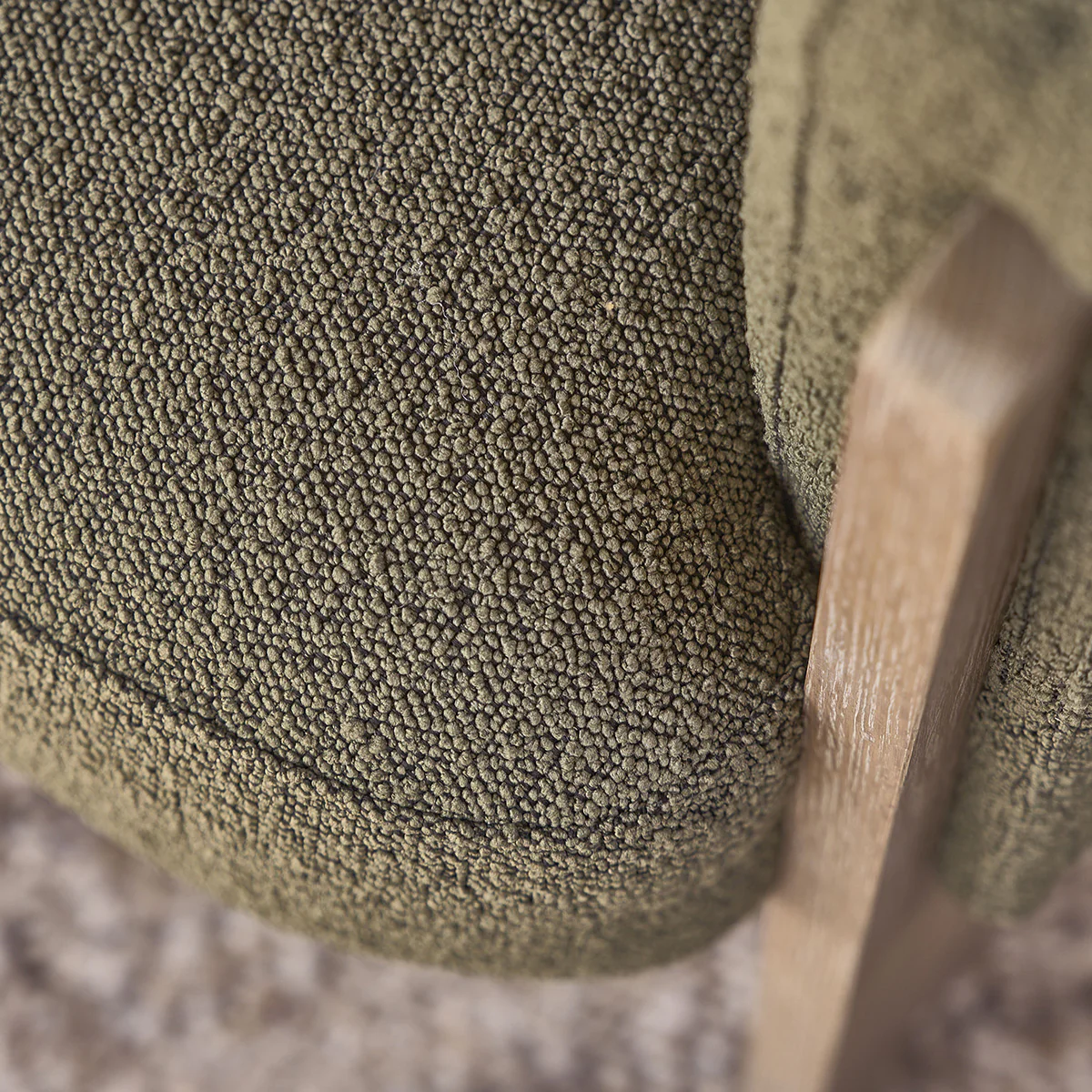 Fauteuil en chĂȘne massif et tissu bouclette kaki - Image 7