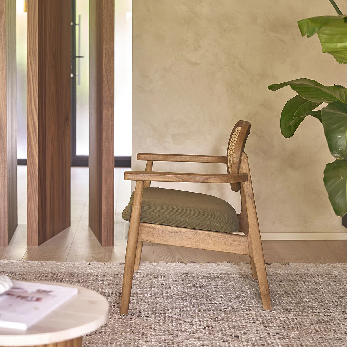 Fauteuil en teck massif, cannage et tissu velours cÎtelé kaki - Image 4