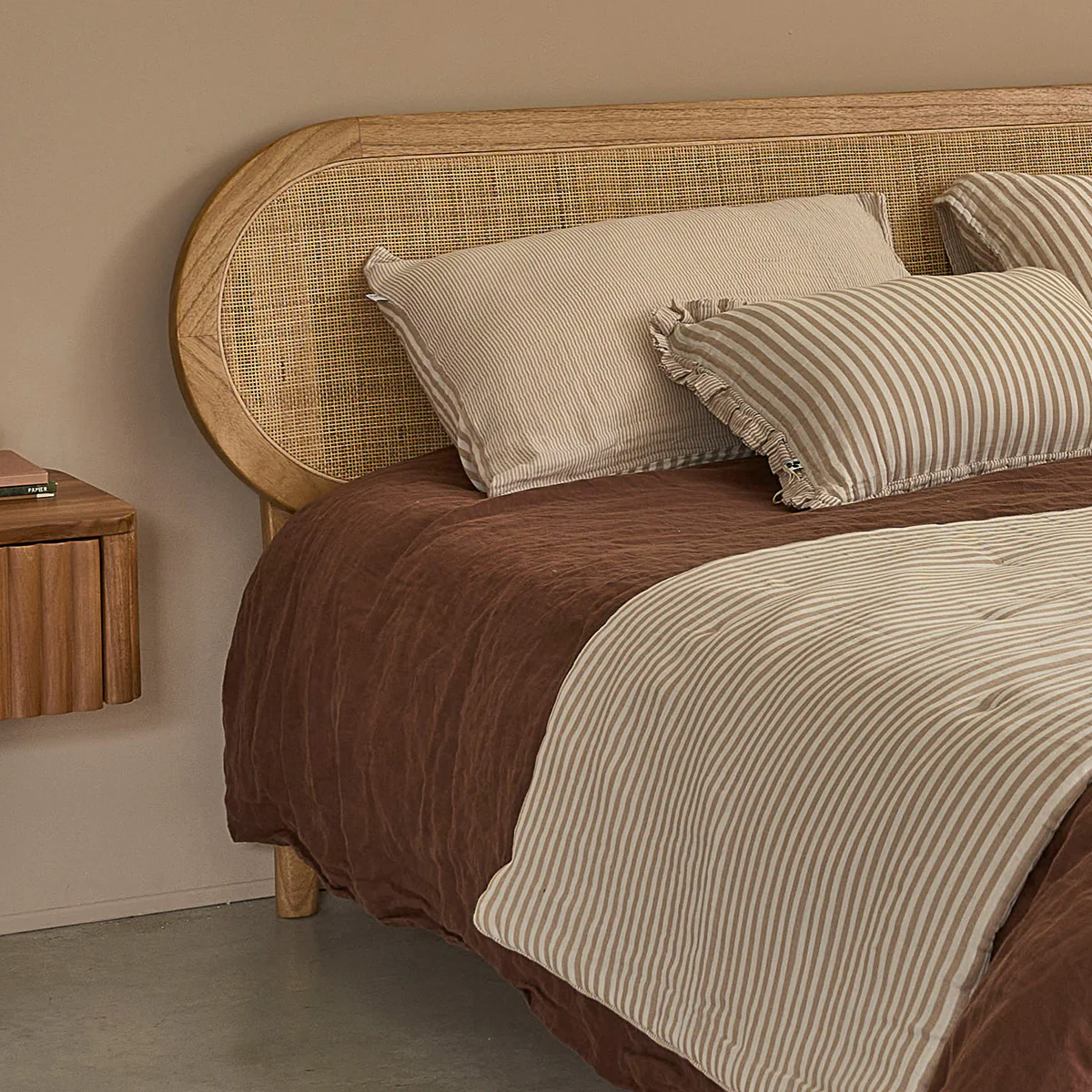 Lit en bois de mindi et cannage 180 cm avec sommier - Image 6