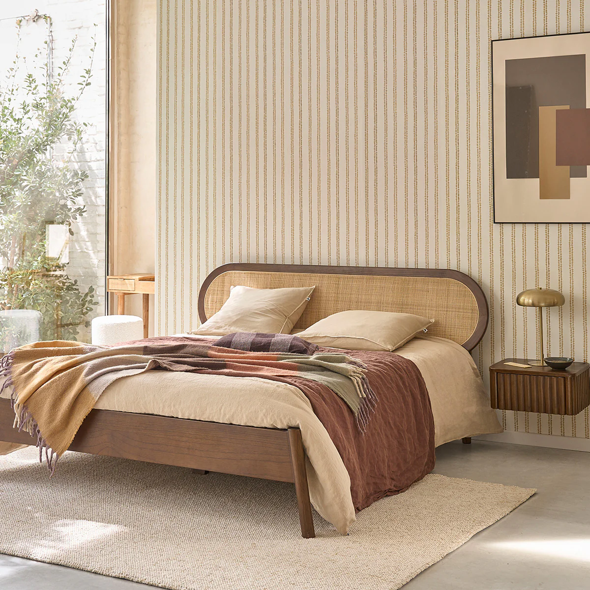 Lit en bois de mindi et cannage finition noyer 180 cm avec sommier - Image 3