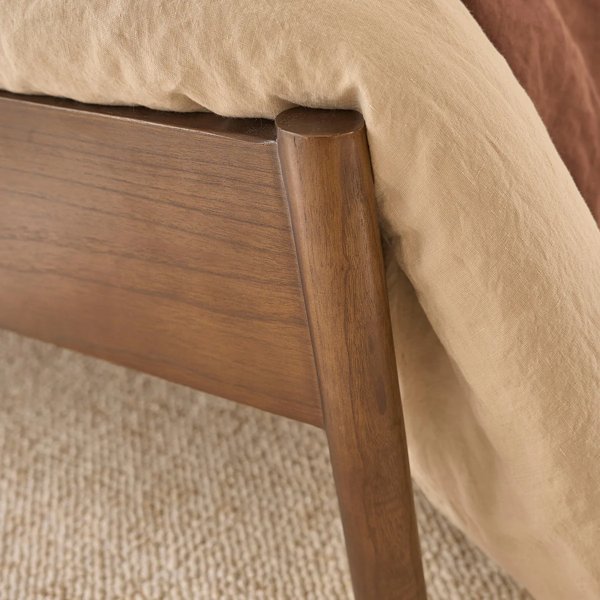 Lit en bois de mindi et cannage finition noyer 180 cm avec sommier - Image 4