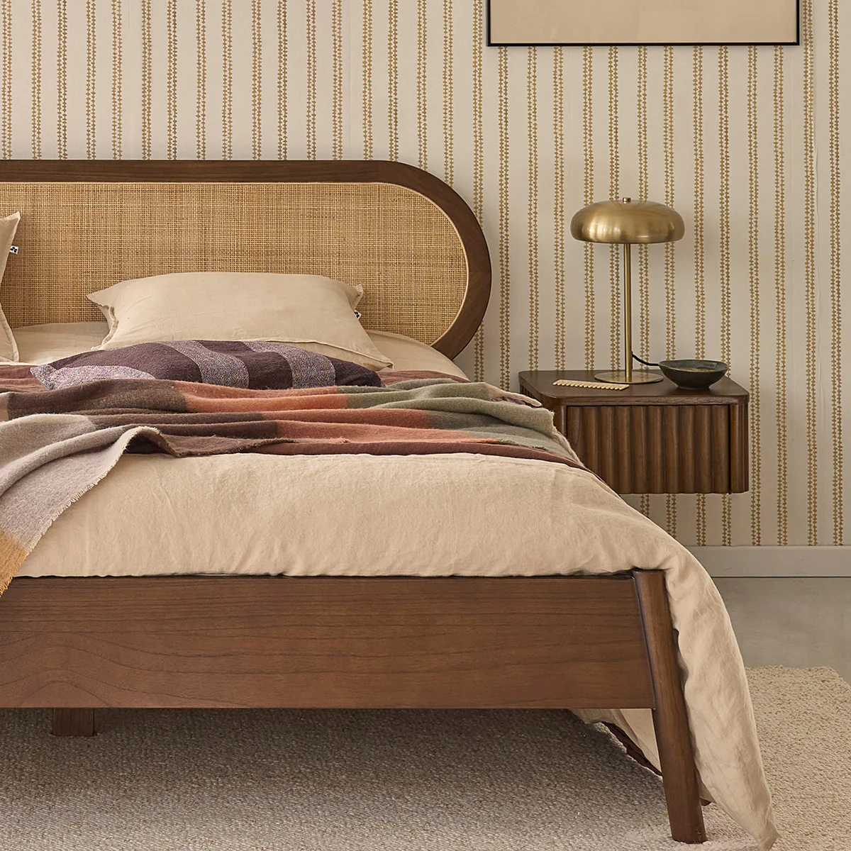 Lit en bois de mindi et cannage finition noyer 180 cm avec sommier - Image 6