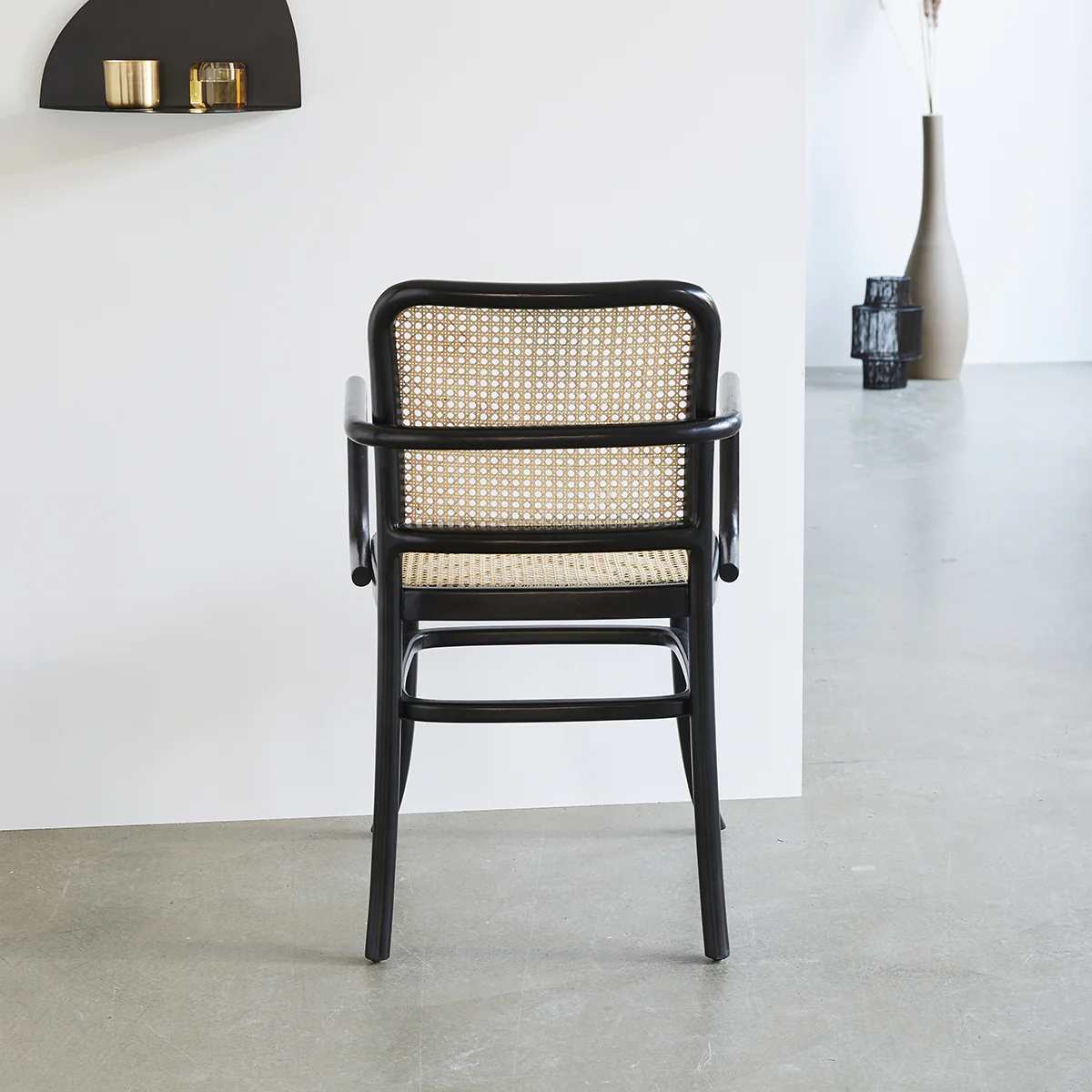 Lot de 2 chaises avec accoudoirs en acajou massif et cannage - Image 4