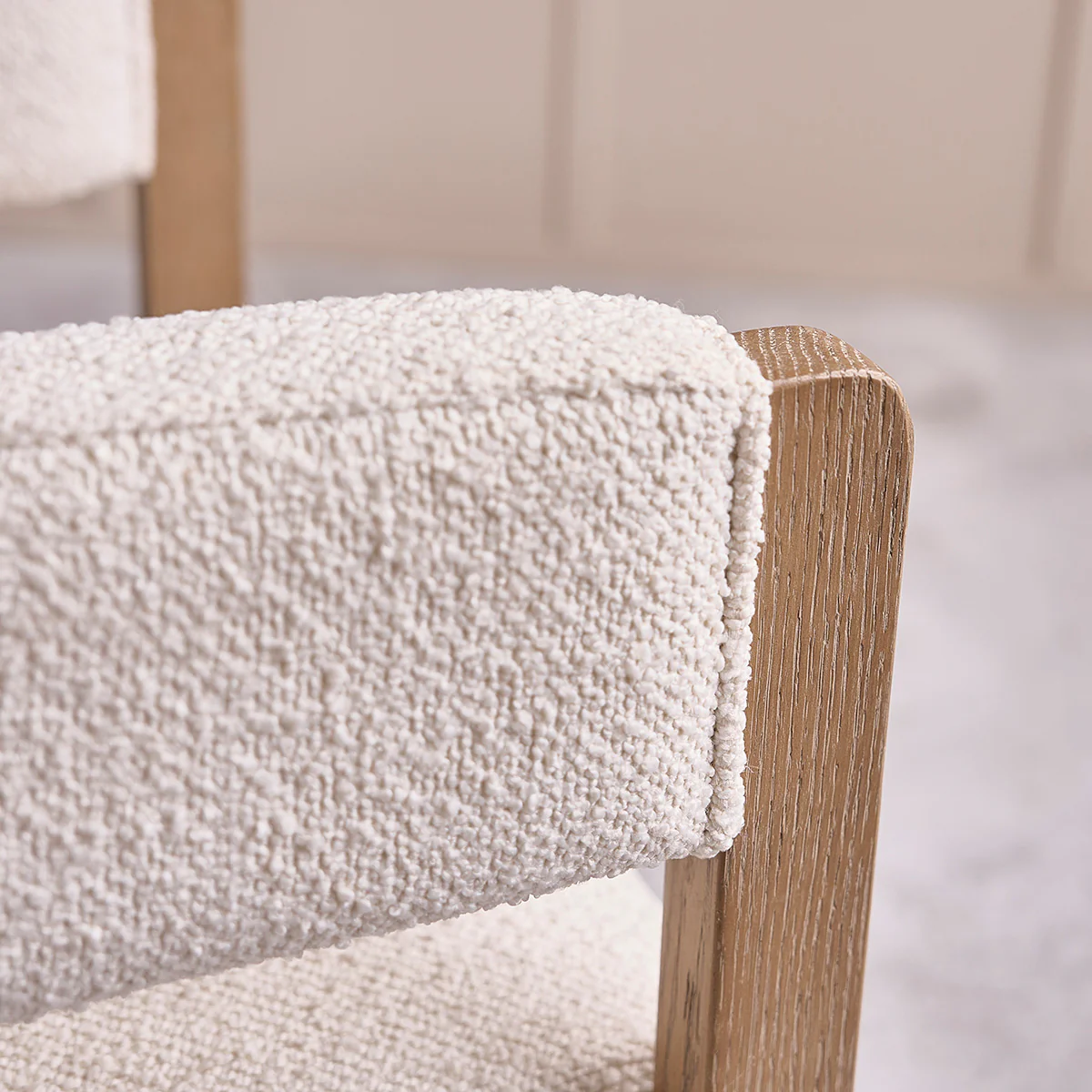 Lot de 2 chaises en chĂȘne et tissu bouclette - Image 6