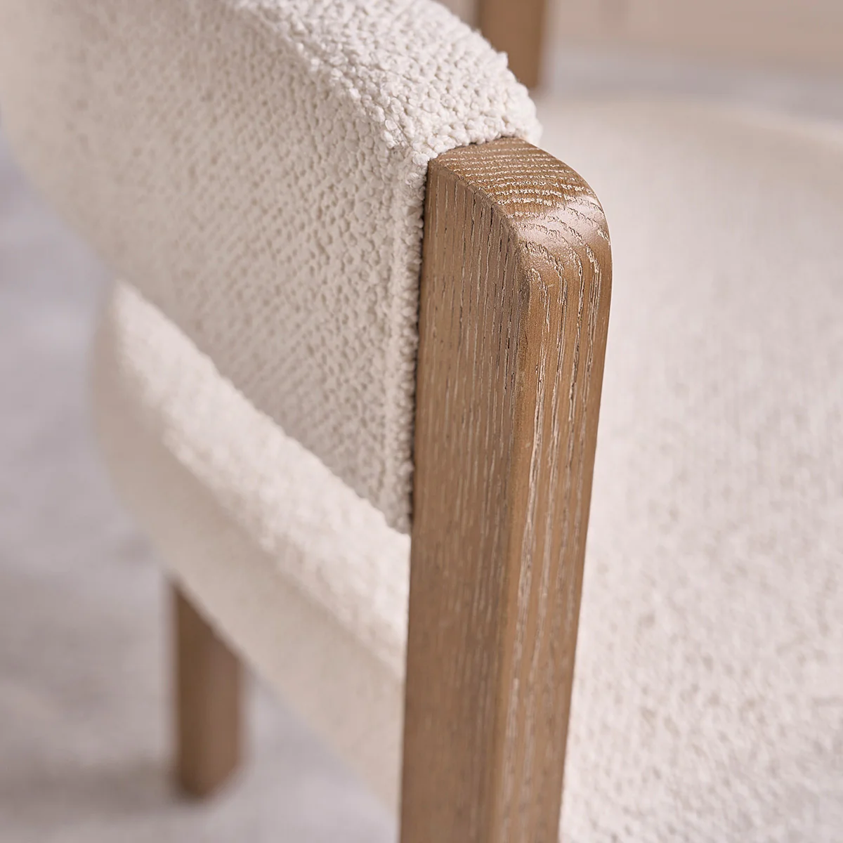 Lot de 2 chaises en chĂȘne et tissu bouclette - Image 7